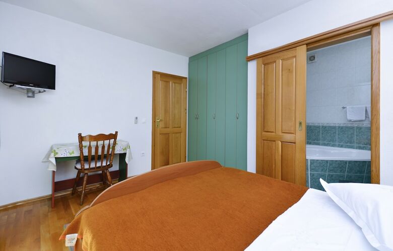 Hotel House Topic