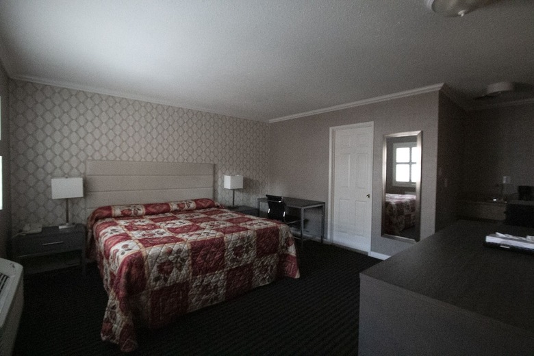 Hotel Alpha Inn & Suites