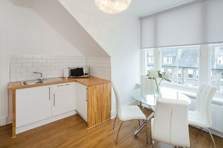 Aparthotel Edinburgh Castle Apartments And Suites