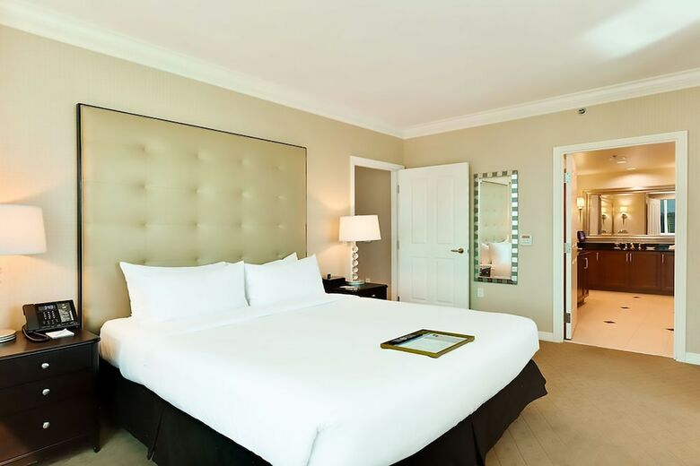 888 Two Bedroom Three Bath Suite At Signature Condo Hotel