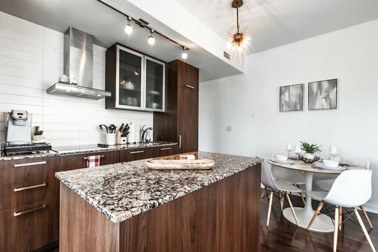 Aoc Suites - High-rise Condo - Cn Tower / Lake View