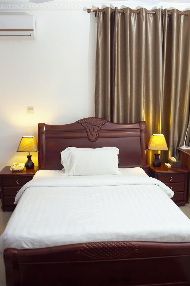 Kingsbridge Royale Hotel