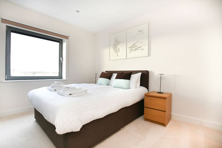 Week2week Modern 3rd Floor Gosforth Apartment With Balcony