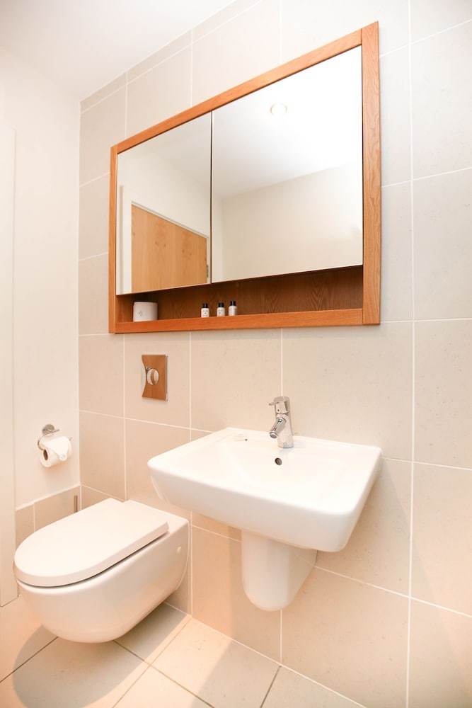 Week2week Modern 3rd Floor Gosforth Apartment With Balcony