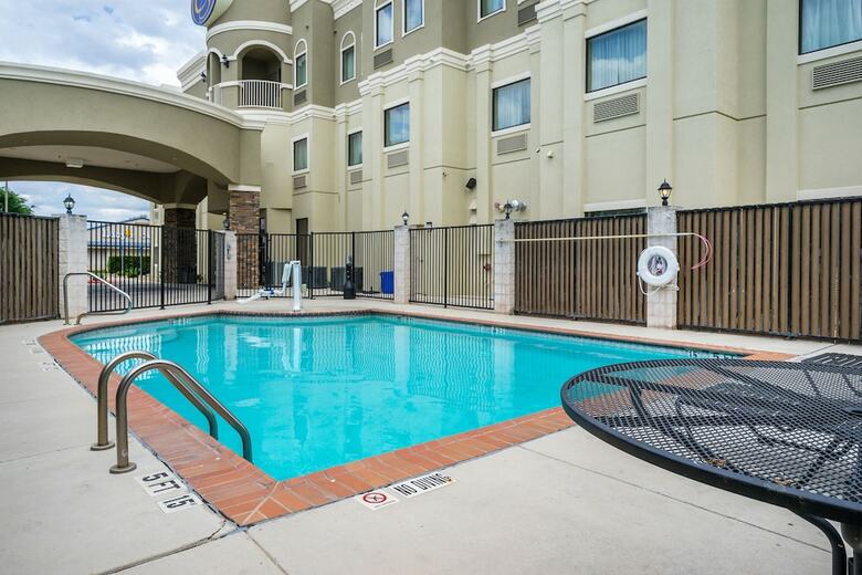 Hotel Comfort Suites Near Texas State University