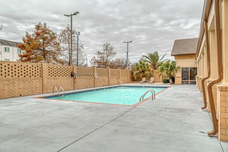 Hotel Trident Inn & Suites