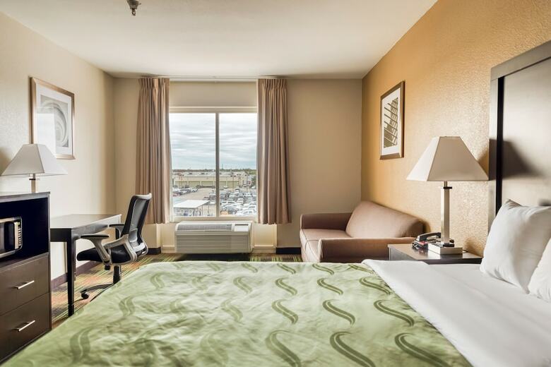 Hotel Trident Inn & Suites