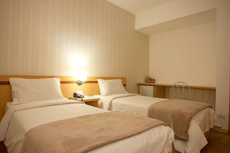 Summit Hotel Aruj�