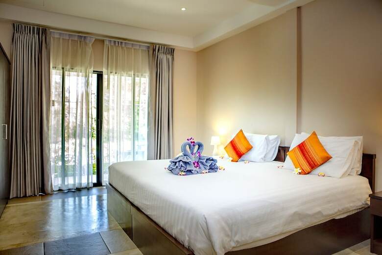 Hotel Naiharn Beach Resort