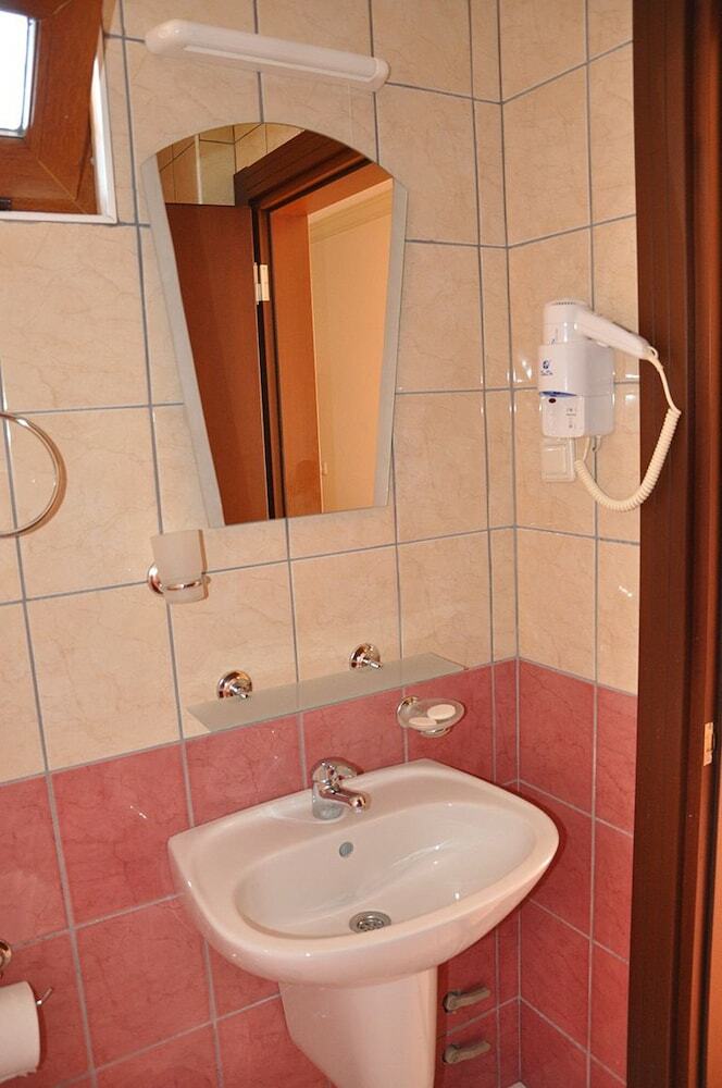 Moms Hotel