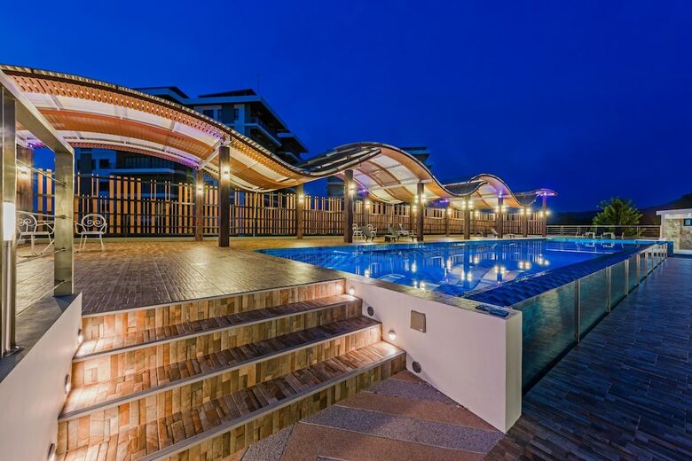 Hotel Chalong Miracle Lakeview Resort & Spa