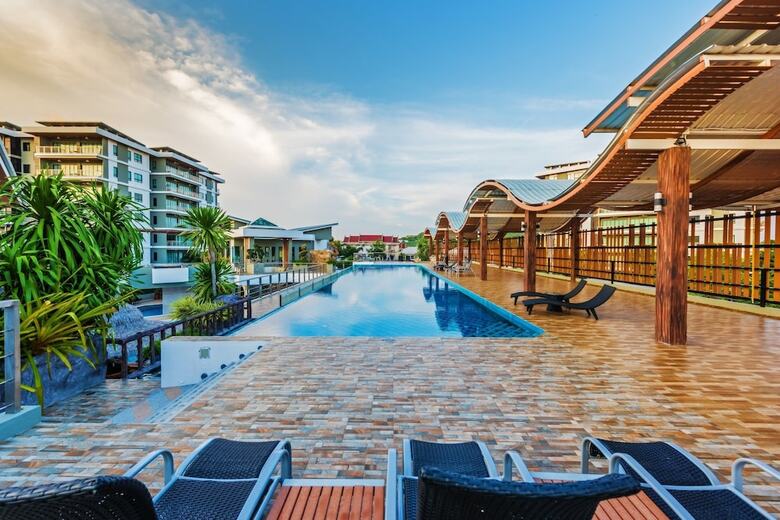 Hotel Chalong Miracle Lakeview Resort & Spa