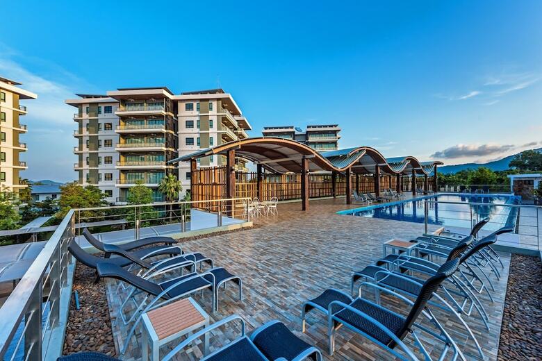 Hotel Chalong Miracle Lakeview Resort & Spa