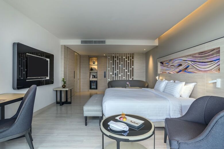 Novotel Phuket City Phokeethra Hotel
