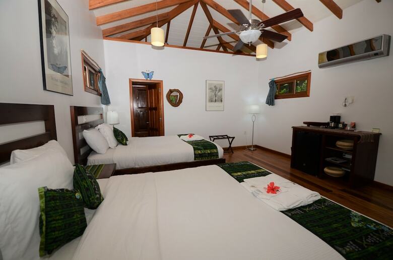 Hotel Mariposa Beach Resort