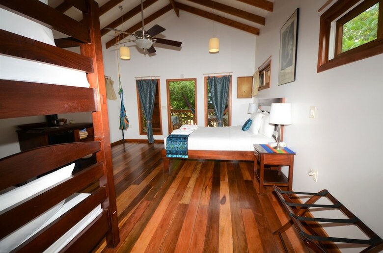 Hotel Mariposa Beach Resort