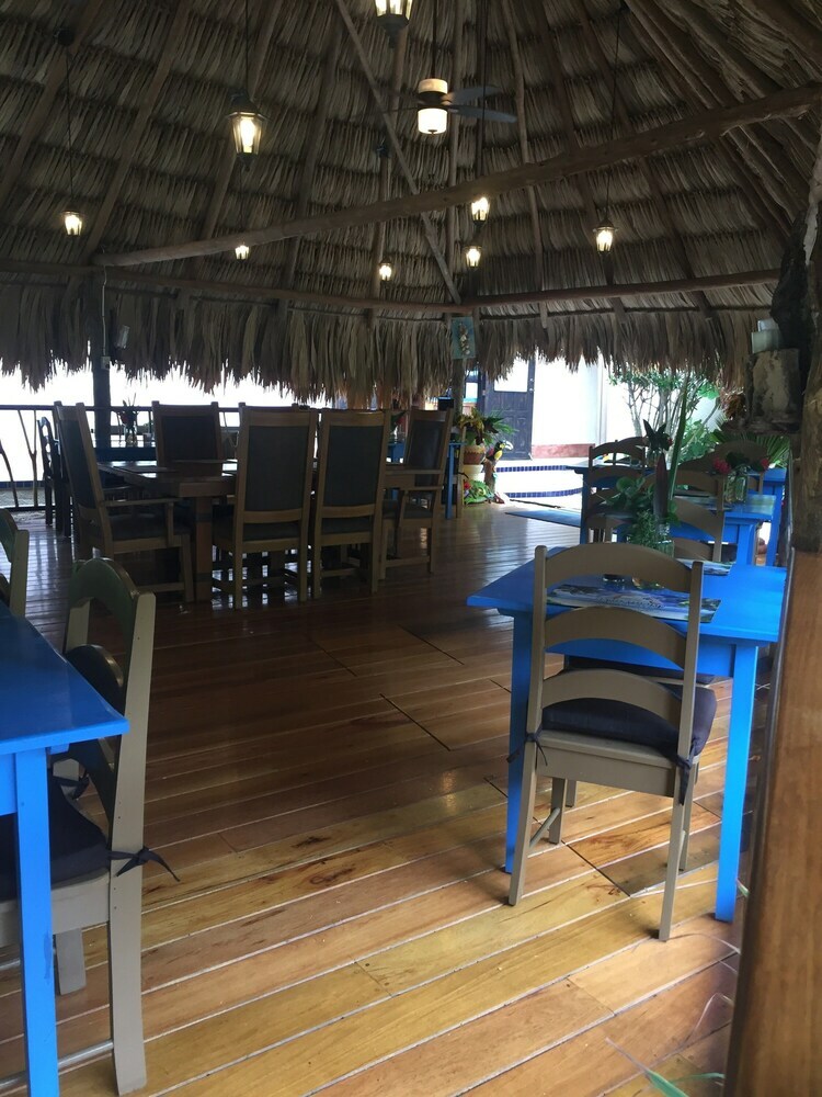 Hotel Mariposa Beach Resort