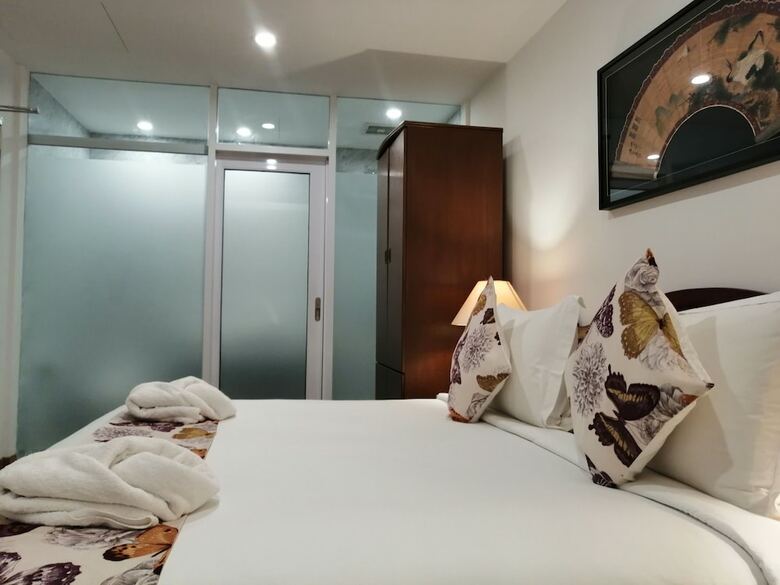 Heeren Straits Hotel