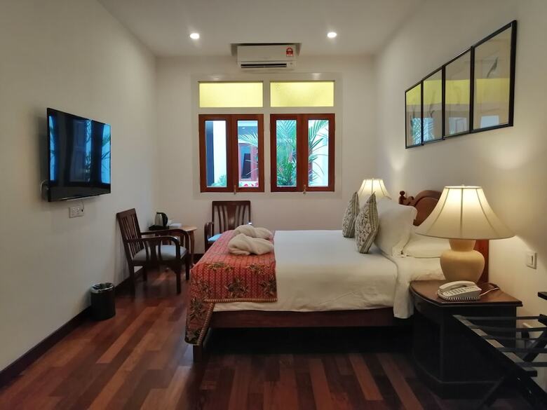 Heeren Straits Hotel