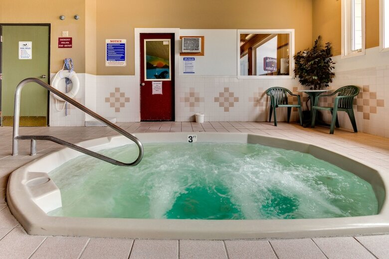 Hotel Fireside Inn & Suites