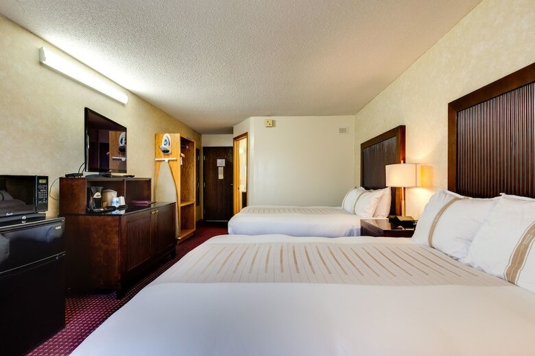 Hotel Fireside Inn & Suites