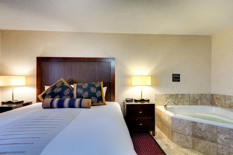 Hotel Fireside Inn & Suites