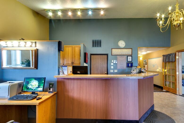 Hotel Fireside Inn & Suites