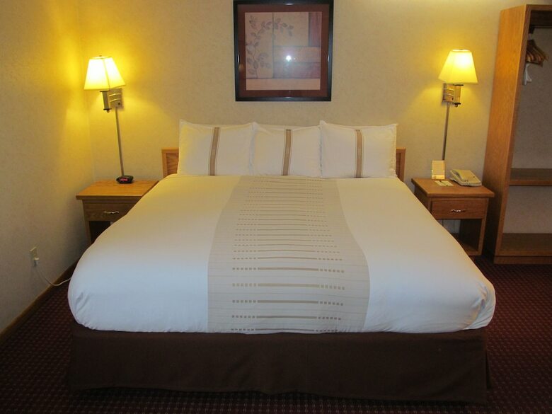 Hotel Fireside Inn & Suites