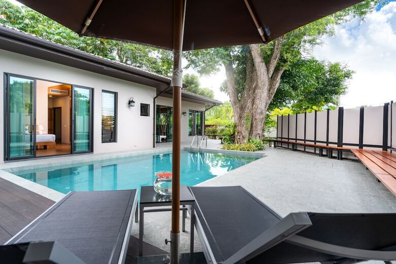 Nai Harn Baan-bua Villas