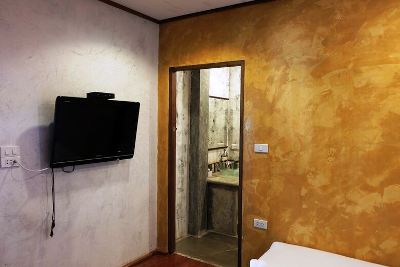 Hotel Baan Chompoo Homestay