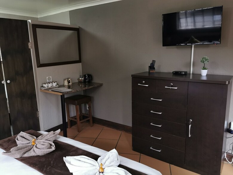 Hotel Aerotropolis Guest Lodge