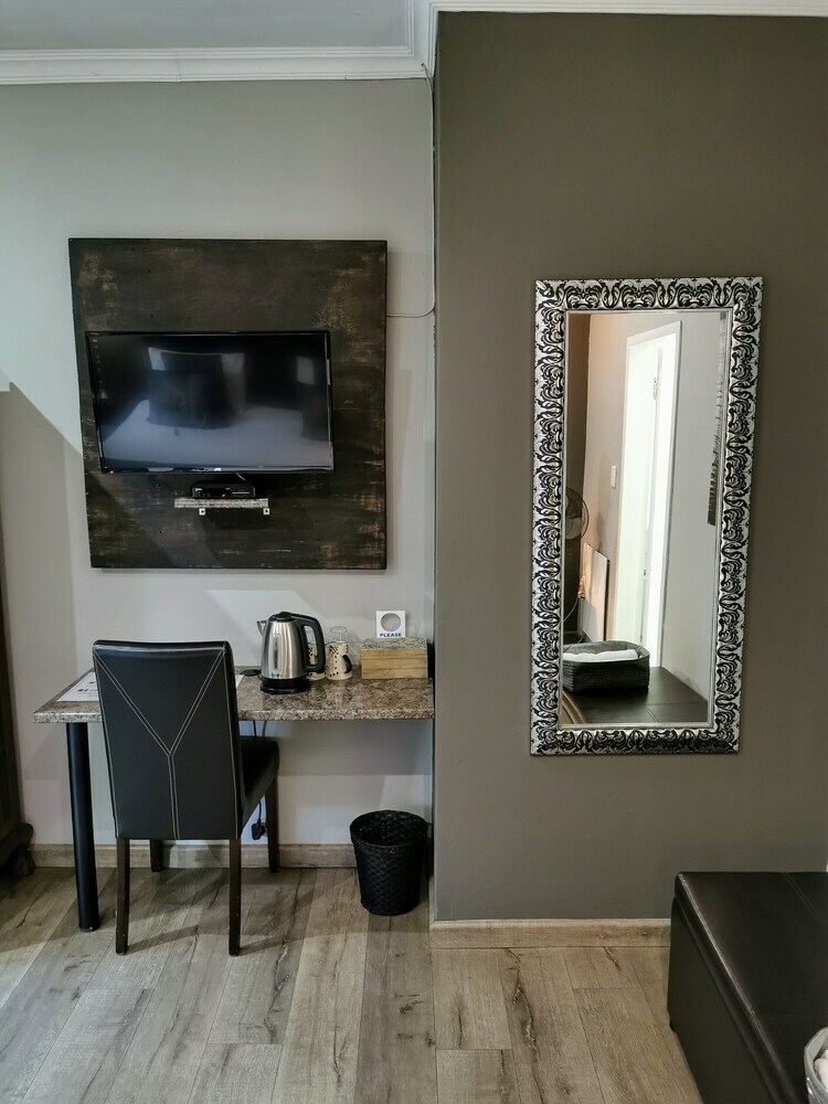 Hotel Aerotropolis Guest Lodge