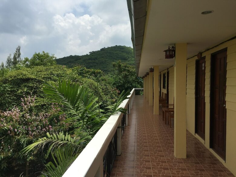 Hotel Baan Ing Khao Resort