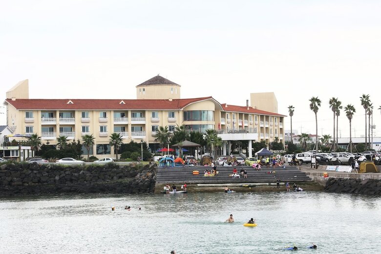Mega Resort