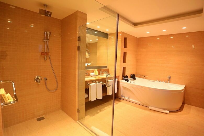 Mist Hotel And Spa By Warwick