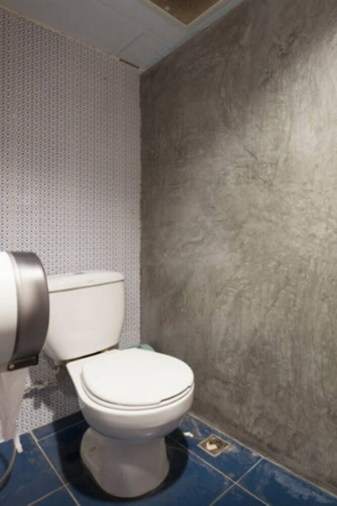 Hostal Raw Hostel