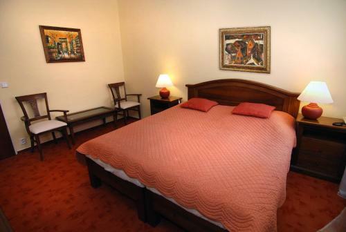 Hotel B�l� R??e