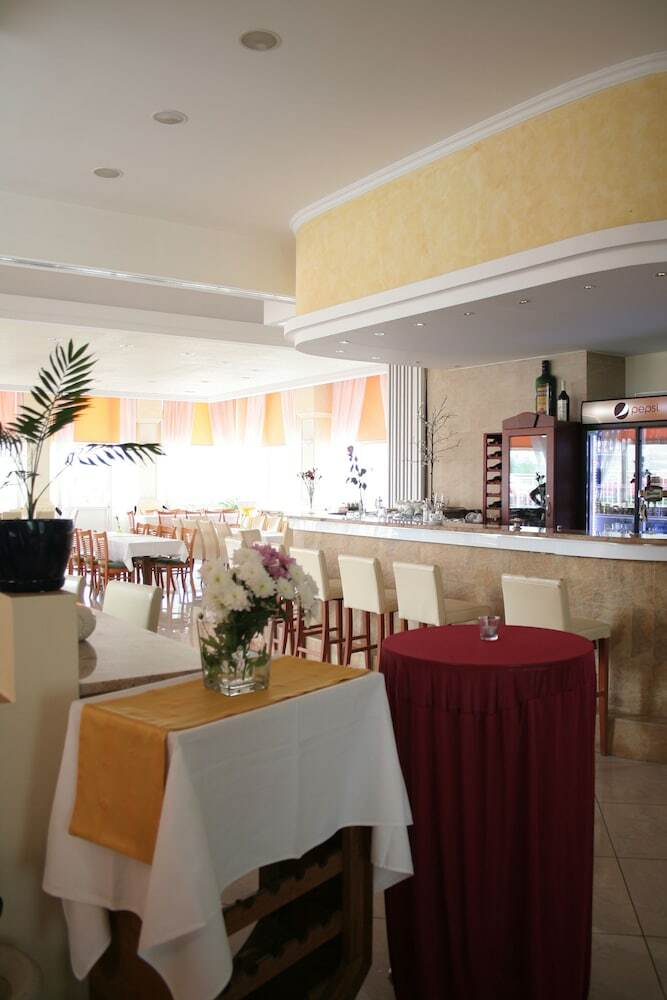 Hotel B�l� R??e