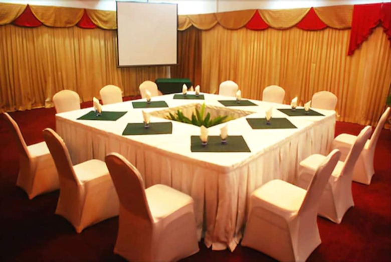 Hotel Rovanel's Resort And Conference Centre