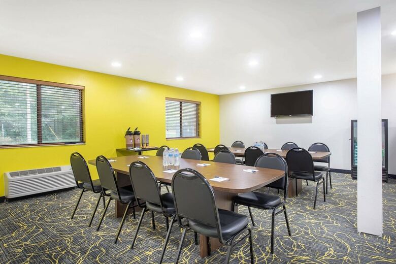 Hotel Americinn By Wyndham Delafield