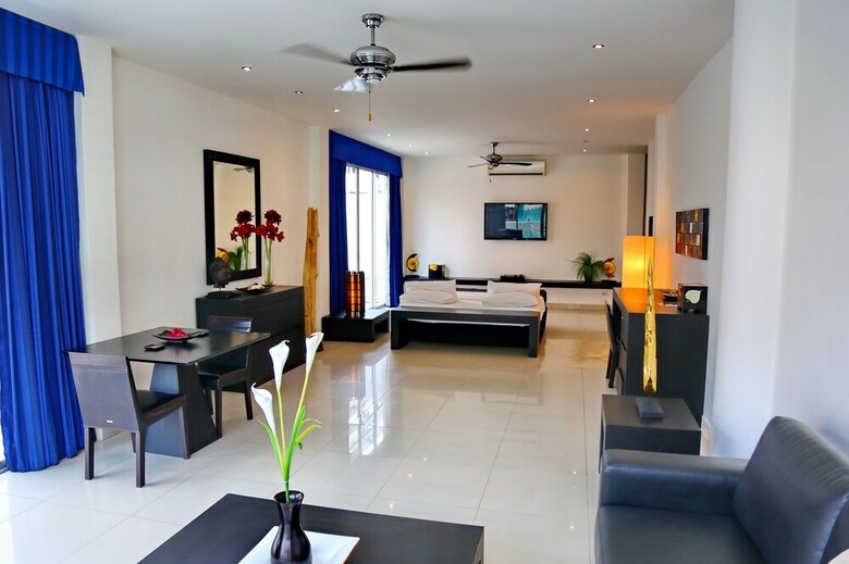 Hotel East Suites