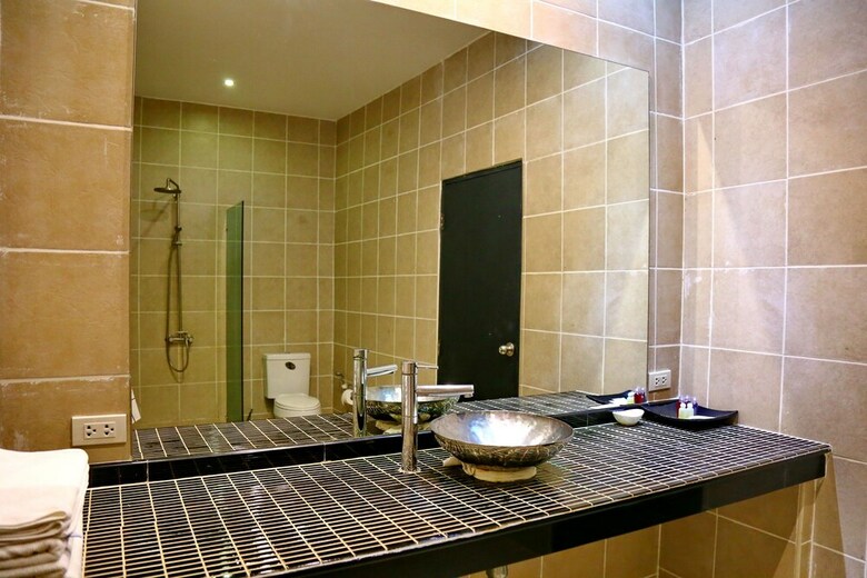 Hotel East Suites