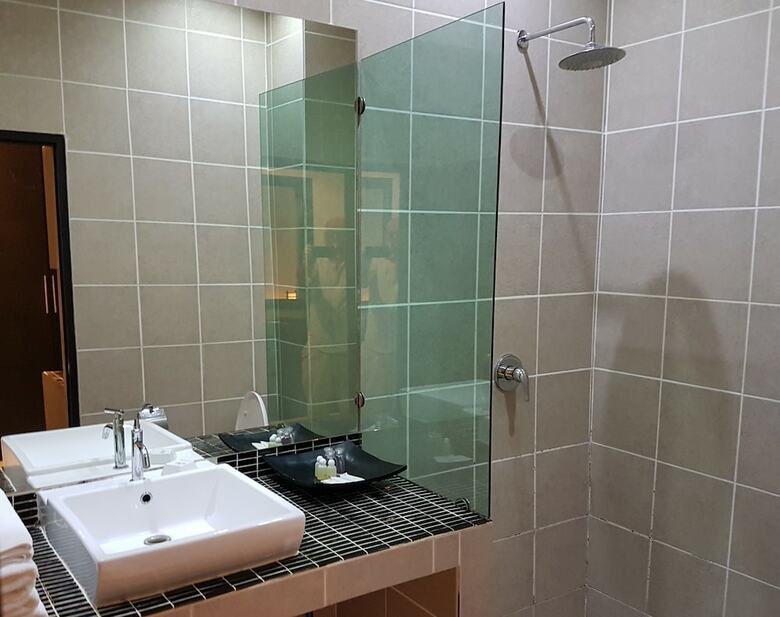 Hotel East Suites