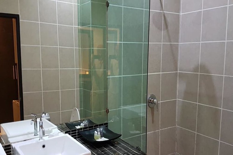 Hotel East Suites