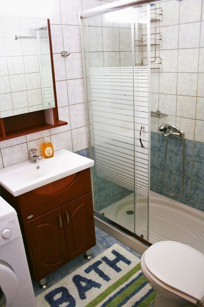 Lagoon View Apartments -adults Only