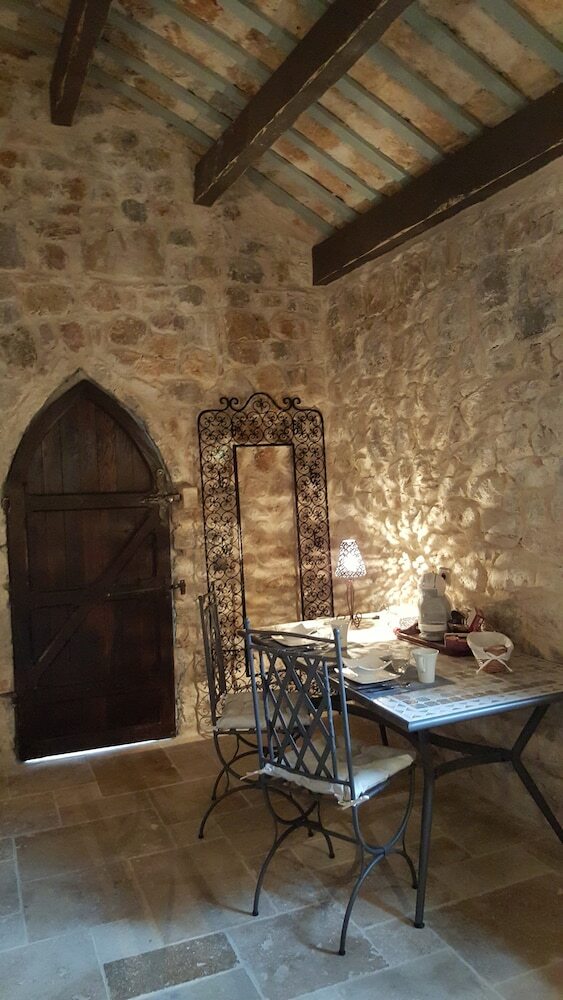 Le Donjon Des Combes