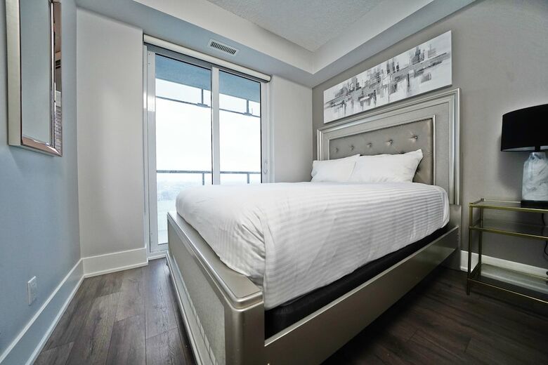 Grand Royal Condos - Cn Tower