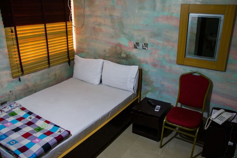 Glasshouse Hotel And Suites