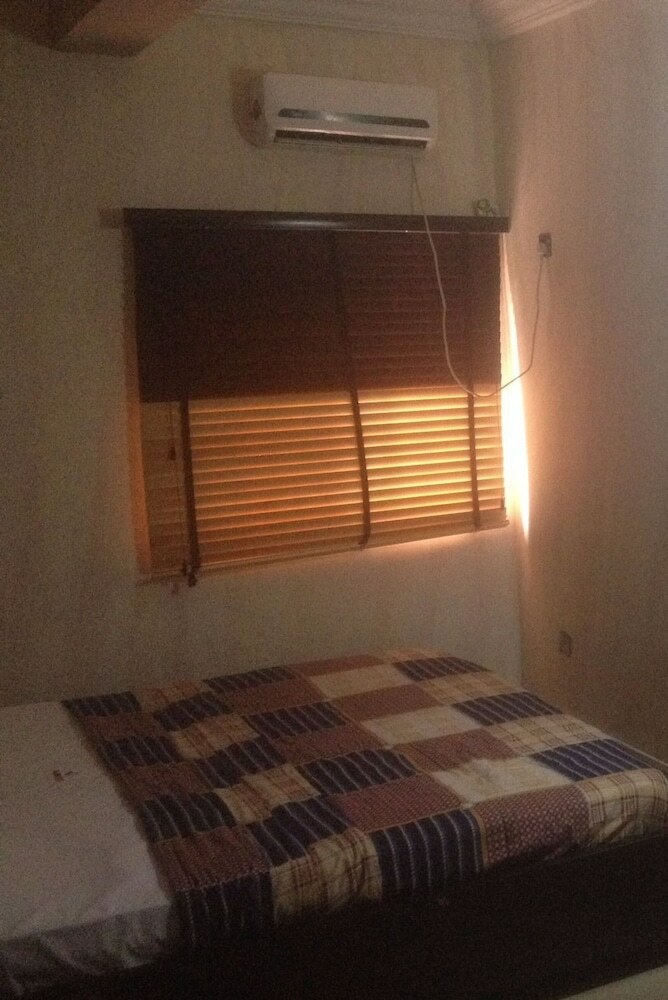 Glasshouse Hotel And Suites