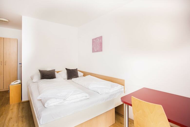 Hostal Mynext - Westbahnhof Hostel One